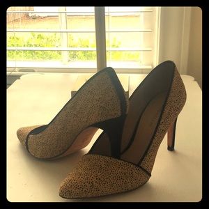 Spotted leopard pumps with a black heel